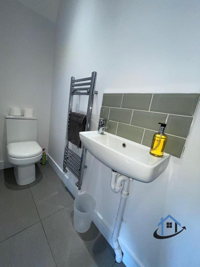 Acaster House, X4 Rooms With En-Suites X1 Room Private Bathroom, Street Parking, Close To Train Station 케터링 외부 사진