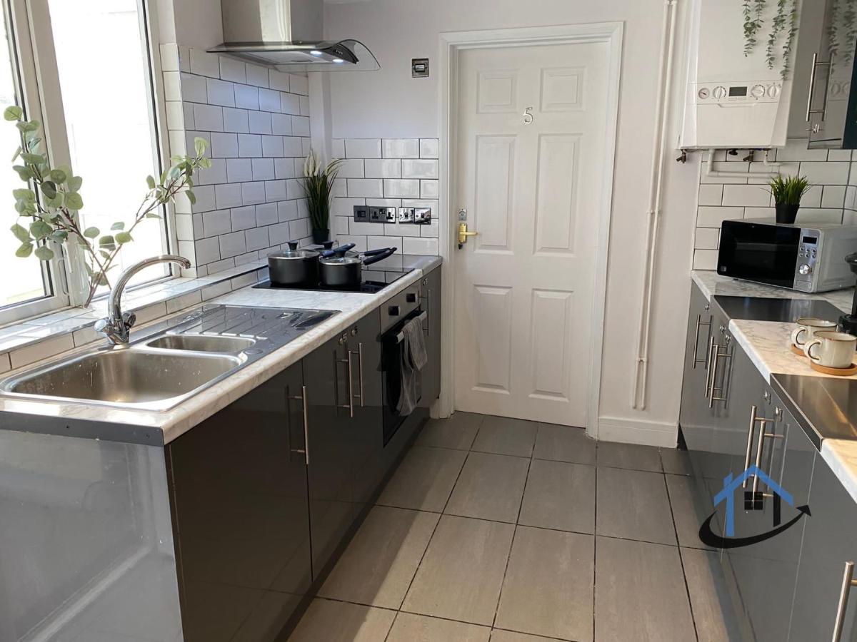 Acaster House, X4 Rooms With En-Suites X1 Room Private Bathroom, Street Parking, Close To Train Station 케터링 외부 사진