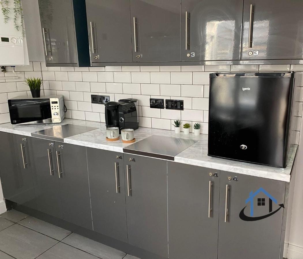 Acaster House, X4 Rooms With En-Suites X1 Room Private Bathroom, Street Parking, Close To Train Station 케터링 외부 사진