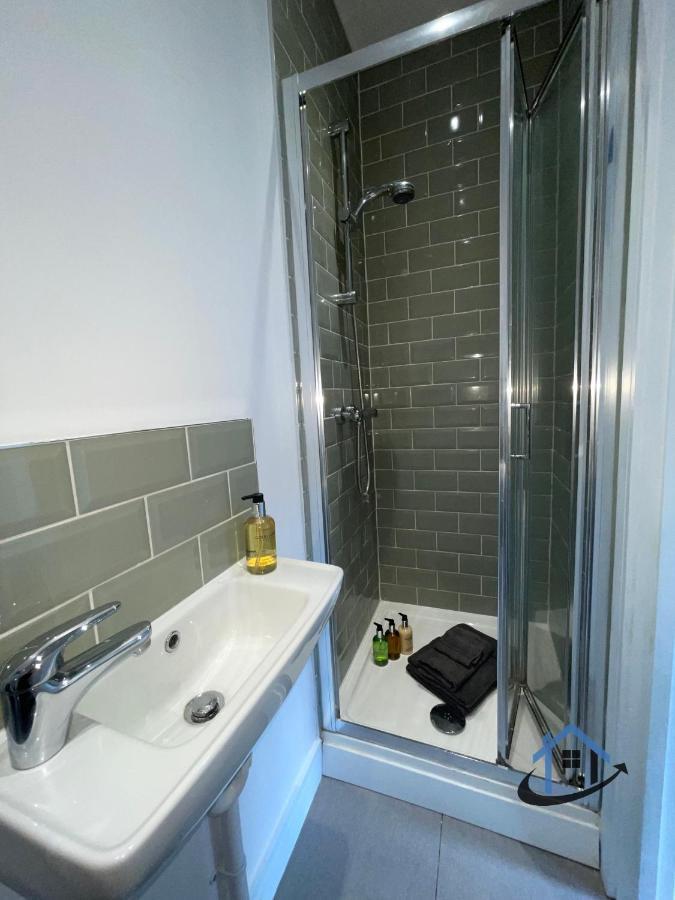 Acaster House, X4 Rooms With En-Suites X1 Room Private Bathroom, Street Parking, Close To Train Station 케터링 외부 사진