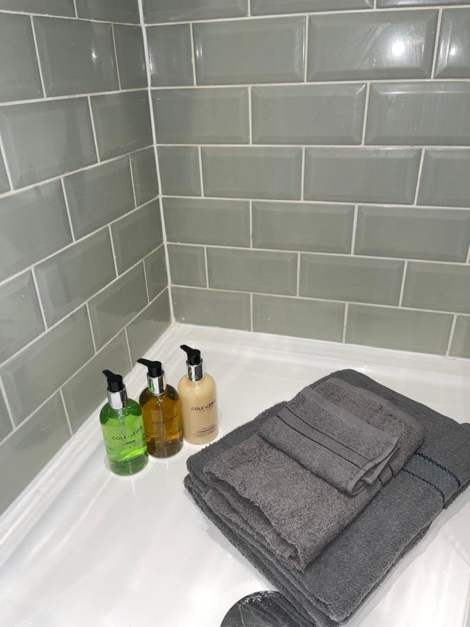 Acaster House, X4 Rooms With En-Suites X1 Room Private Bathroom, Street Parking, Close To Train Station 케터링 외부 사진
