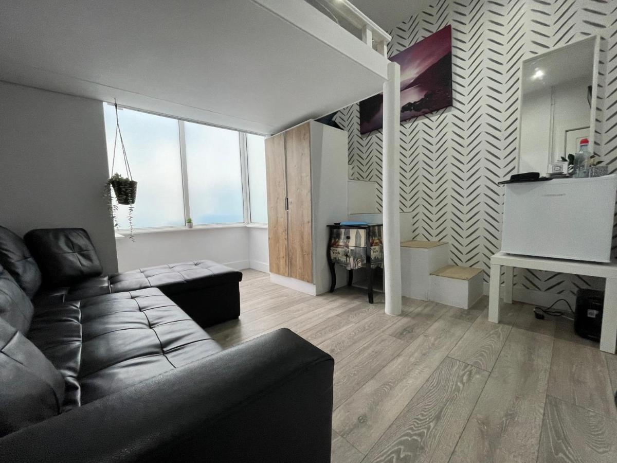 Acaster House, X4 Rooms With En-Suites X1 Room Private Bathroom, Street Parking, Close To Train Station 케터링 외부 사진